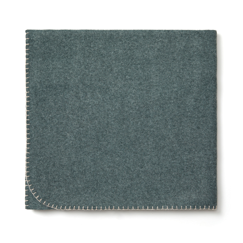 VINGA Bilton gerecyclede deken/poncho - groen (± PMS 19-5914)